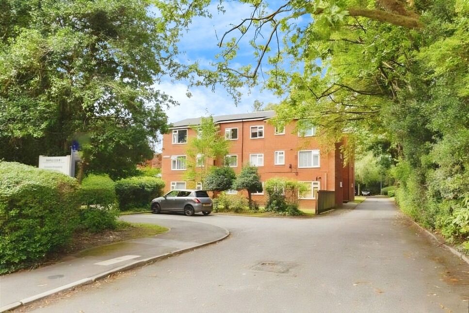 Main image of 2 bedroom  Flat for sale, Wellington Road North, Heaton Chapel, Cheshire, SK4