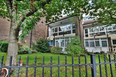 3 bedroom Flat to rent