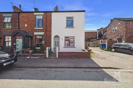 High Street, 2 bedroom End Terrace House for sale, &pound;245,000