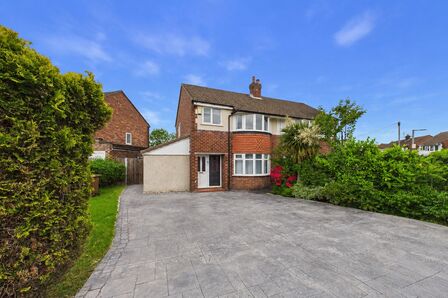 The Fairway, 4 bedroom Semi Detached House to rent, &pound;1,600 pcm
