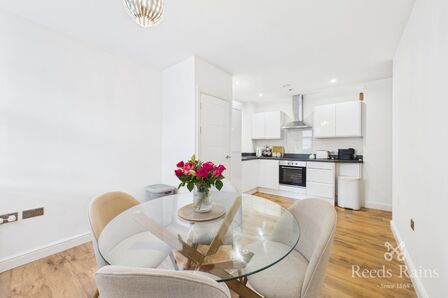 2 bedroom Flat for sale