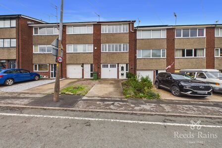 3 bedroom Mid Terrace House to rent