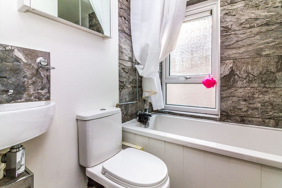 Family Bathroom / WC