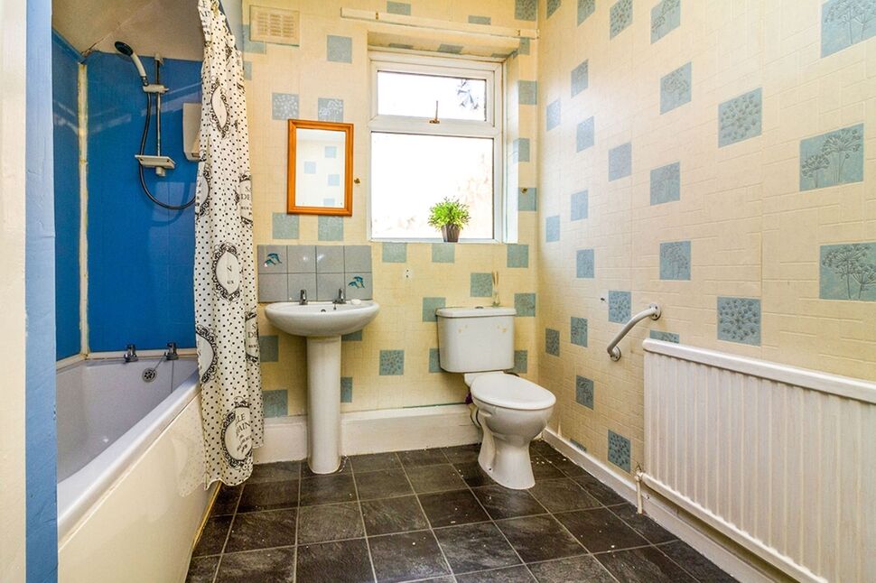 Family Bathroom / WC