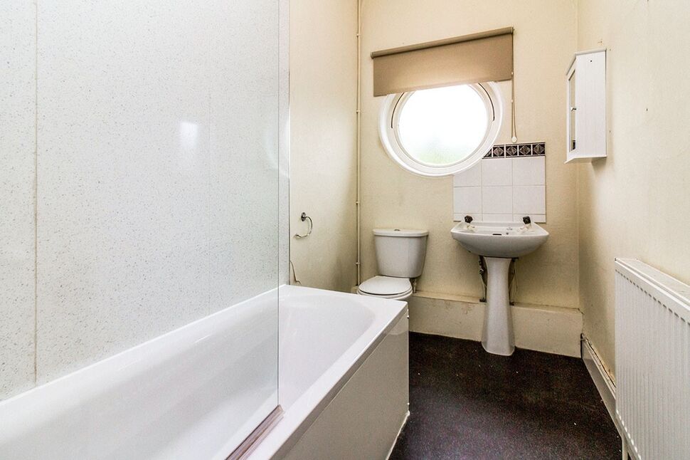 Family Bathroom / WC