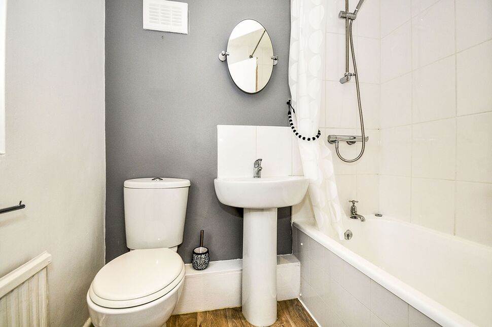 Family Bathroom / WC