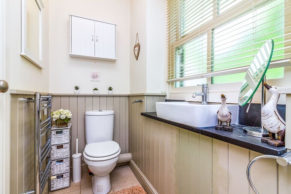 Family Bathroom / WC