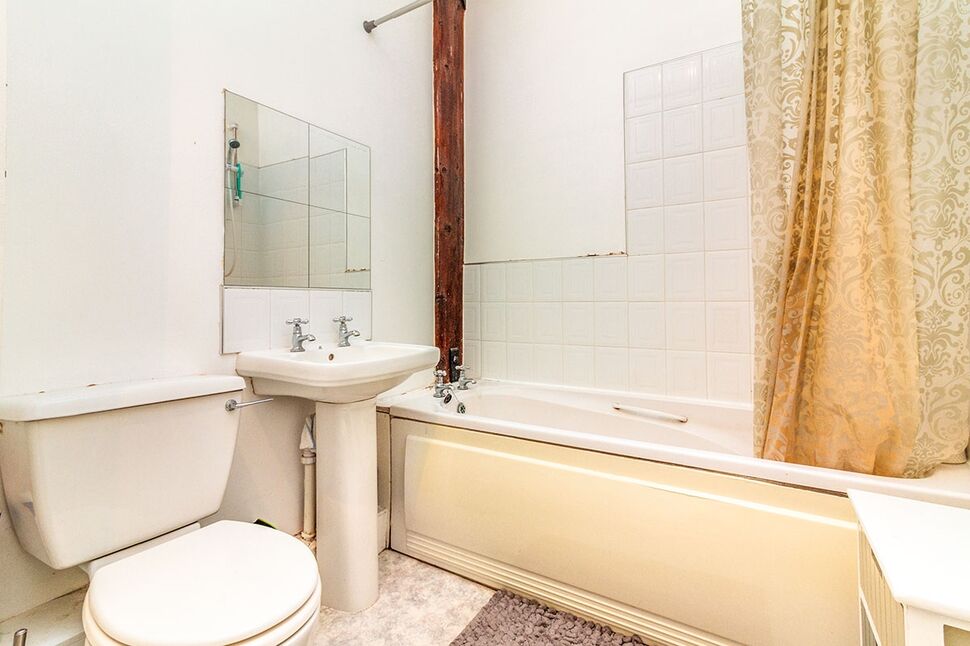 Family Bathroom / WC