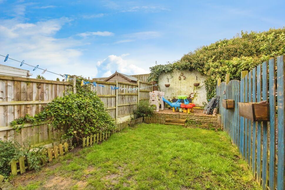 3 bedroom Mid Terrace House for sale, South Road, High Green, S35 £