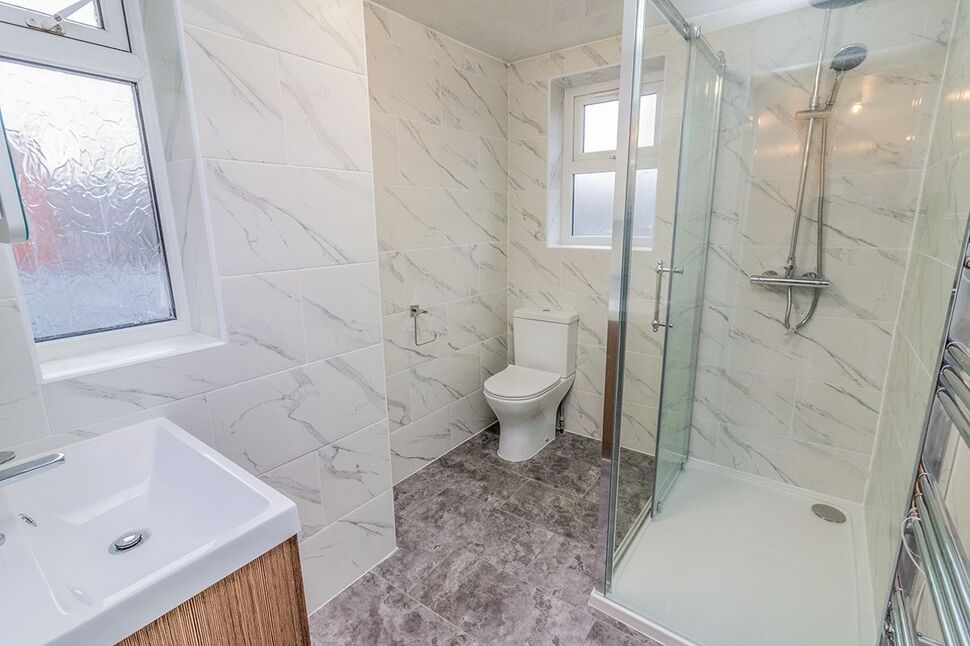Family Bathroom / WC