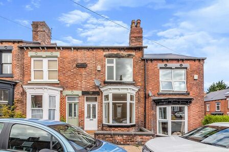 Carrington Road, 3 bedroom Mid Terrace House to rent, &pound;1,300 pcm