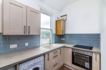 Middlewood Road, 1 bedroom Flat to rent, &pound;525 pcm