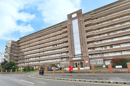 Bradfield Road, 2 bedroom  Flat for sale, £100,000