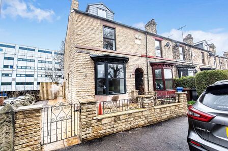 4 bedroom End Terrace House to rent