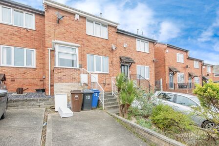 Farcroft Grove, 2 bedroom Mid Terrace House for sale, £110,000
