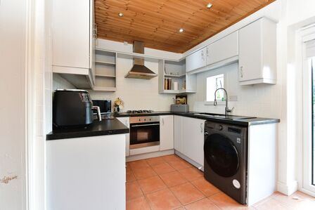 2 bedroom Mid Terrace House for sale