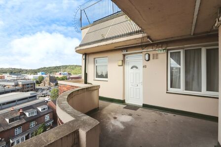 Bradfield Road, 2 bedroom  Flat for sale, £45,000