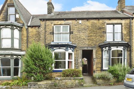 3 bedroom Mid Terrace House for sale