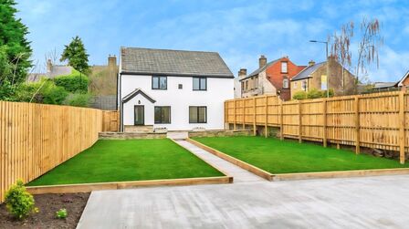 High Street, 4 bedroom Detached House to rent, £1,500 pcm