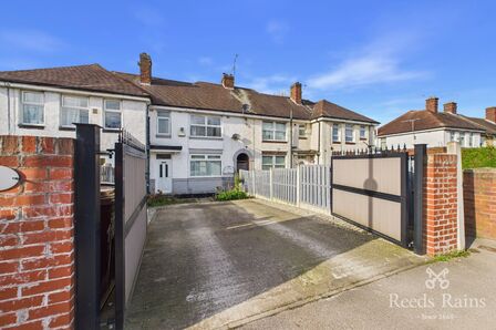 3 bedroom Mid Terrace House to rent