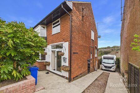 Hollins Close, 3 bedroom Detached House for sale, &pound;325,000