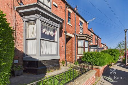 3 bedroom Mid Terrace House for sale