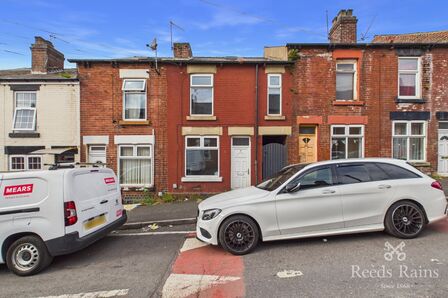 Robey Street, 3 bedroom Mid Terrace House to rent, &pound;850 pcm
