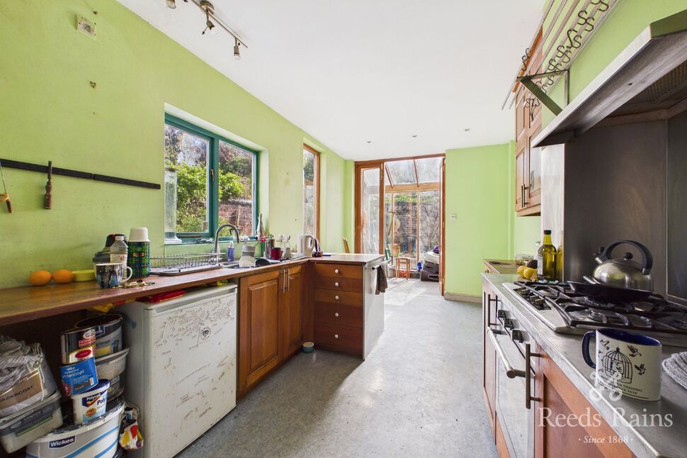 Kitchen 17'9" x 8'2" (5.4m x 2.5m)