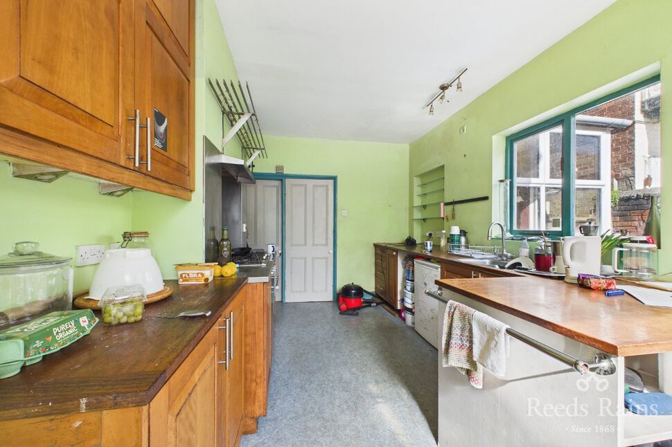 Kitchen 17'9" x 8'2" (5.4m x 2.5m)