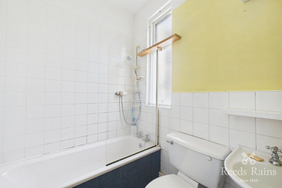 Bathroom 6'11" x 5'3" (2.1m x 1.6m)