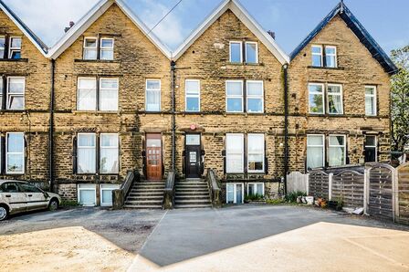 New Hey Road, 2 bedroom  Flat to rent, £650 pcm