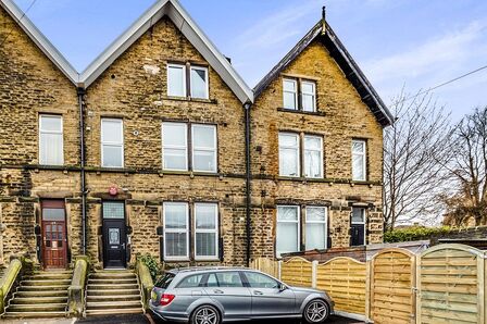 New Hey Road, 2 bedroom  Flat to rent, £775 pcm