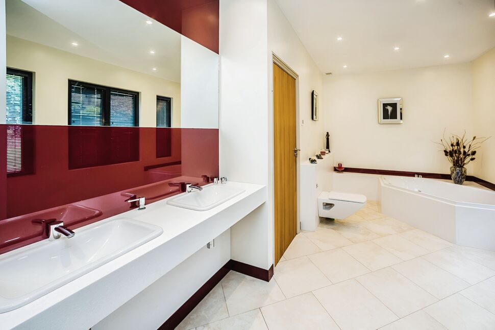 3 bedroom Detached House for sale, Greenhead Road, Gledholt