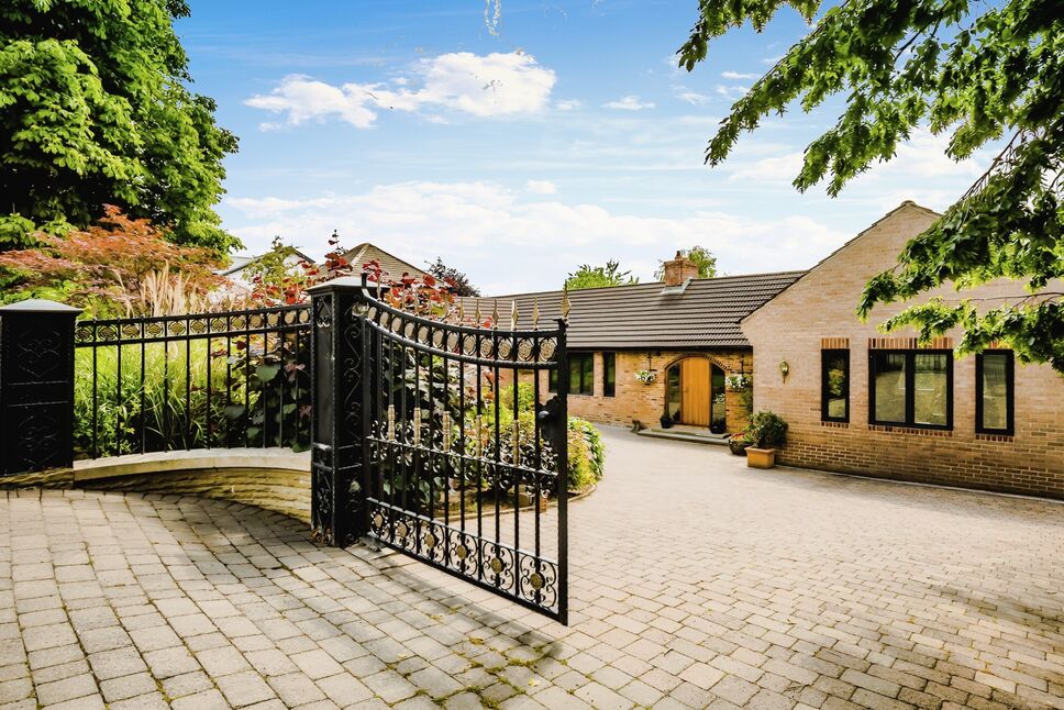 3 bedroom Detached House for sale, Greenhead Road, Gledholt