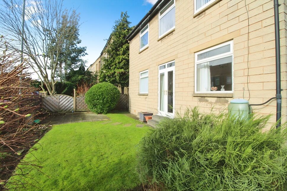 Main image of 2 bedroom  Flat for sale, Quarmby Road, Huddersfield, West Yorkshire, HD3