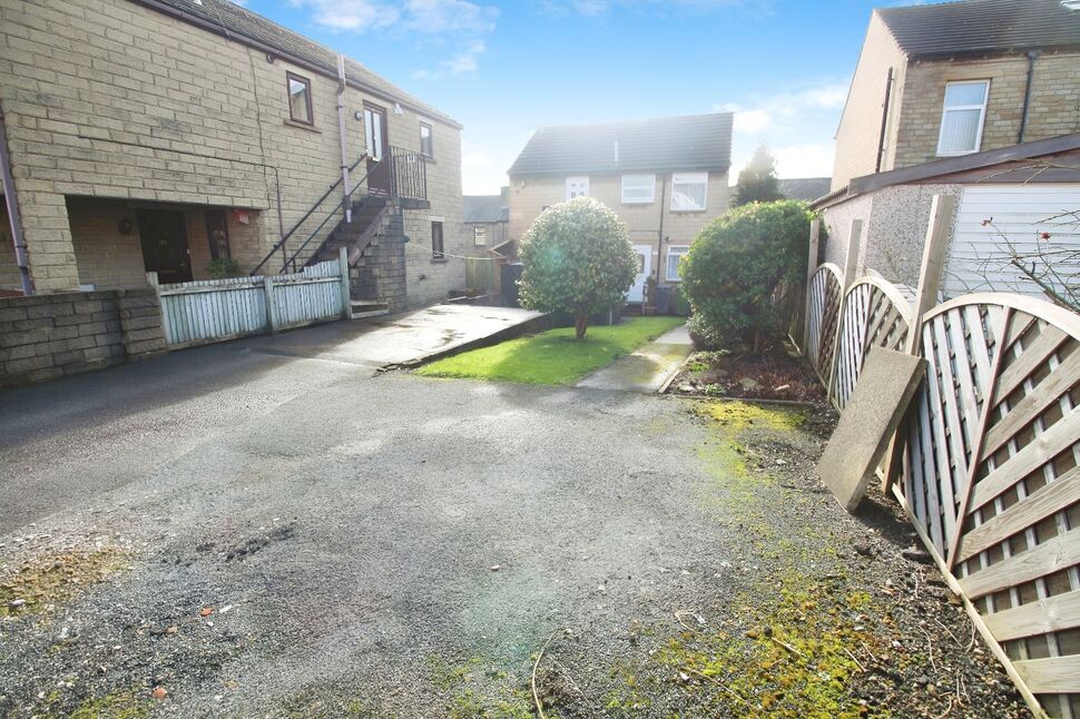 2 bedroom Flat for sale, Quarmby Road, Huddersfield, HD3 £125,000