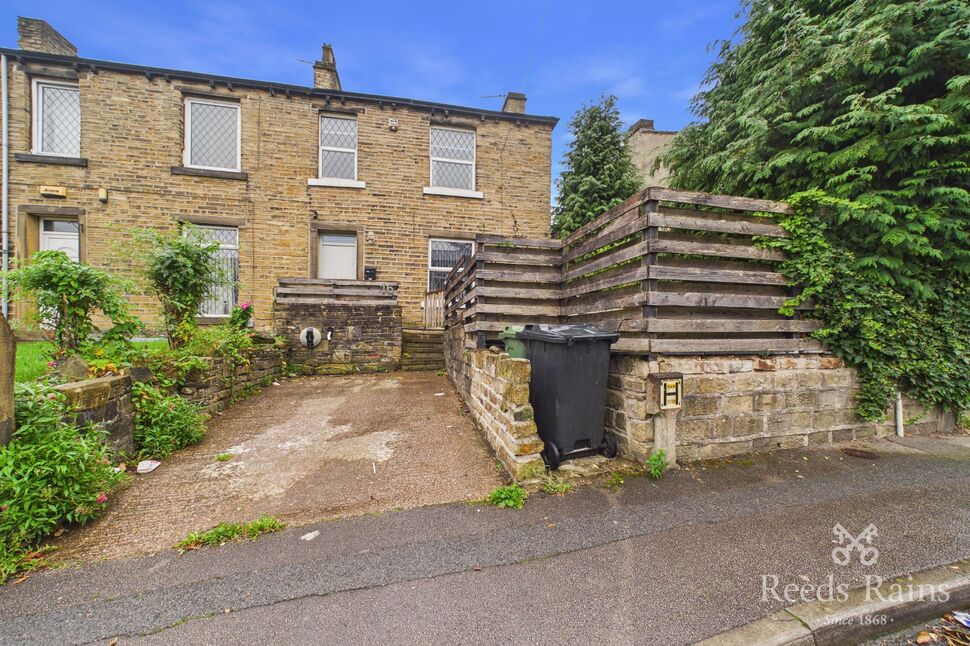 Main image of 3 bedroom End Terrace House to rent, Stile Common Road, Huddersfield, West Yorkshire, HD4