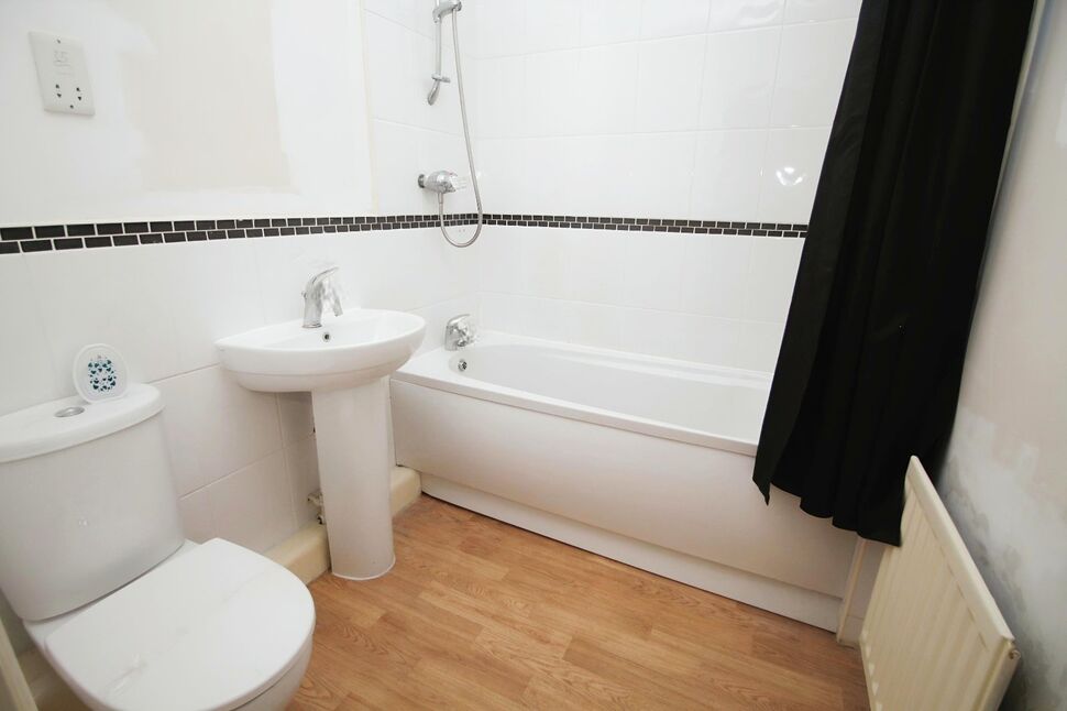 1 bedroom Flat for sale, Bradford Road, Huddersfield, HD2 £65,000