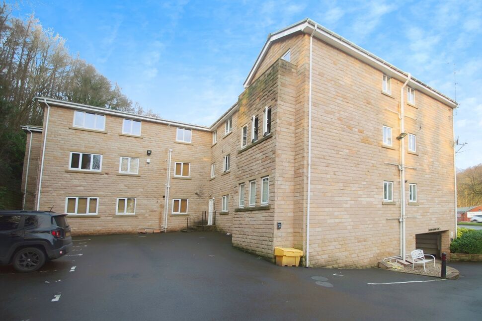 1 bedroom Flat for sale, Bradford Road, Huddersfield, HD2 £65,000