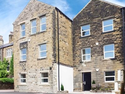 Wakefield Road, 2 bedroom  Flat for sale, £130,000