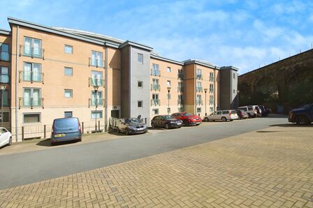 Birkhouse Lane, 2 bedroom  Flat for sale, £85,000