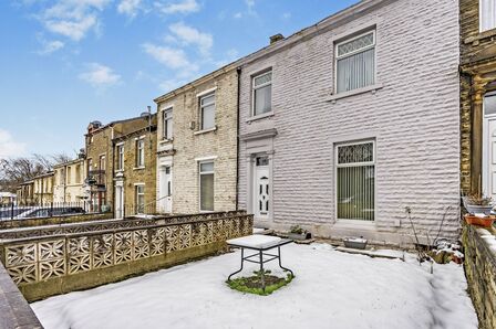 3 bedroom Mid Terrace House for sale