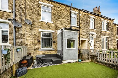 2 bedroom Mid Terrace House for sale