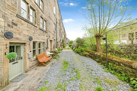 Scar Fold, Huddersfield Road, 1 bedroom Mid Terrace House for sale, £125,000
