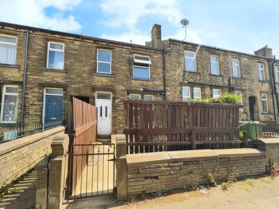 Blackmoorfoot Road, 2 bedroom Mid Terrace House to rent, £750 pcm