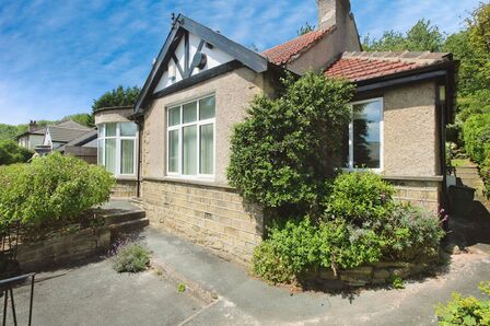 Heaton Road, Gledholt, 2 bedroom Detached Bungalow for sale, £250,000