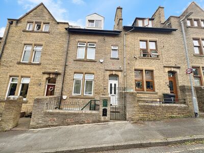 High Street, 4 bedroom Mid Terrace House to rent, £1,300 pcm