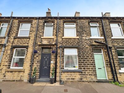 South Street, 2 bedroom Mid Terrace House for sale, £140,000