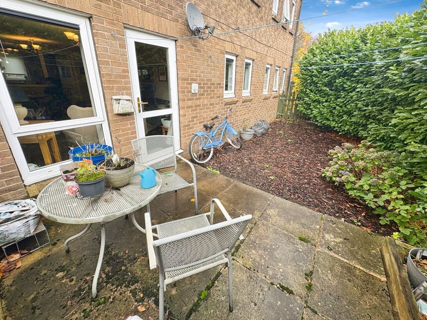 Main image of 2 bedroom  Flat for sale, Juniper Grove, Netherton, West Yorkshire, HD4