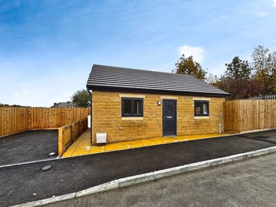 Paddock Fields, 2 bedroom Detached Bungalow to rent, £1,000 pcm